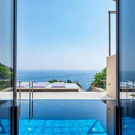 Lavish 3Br Cliffside Villa With Majestic Sea Views In Central Positano