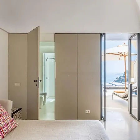 Lavish 3Br Cliffside Villa With Majestic Sea Views In Central Positano Villa