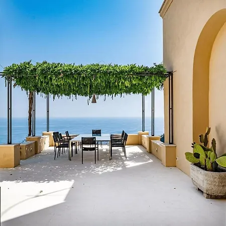 Lavish 3Br Cliffside Villa With Majestic Sea Views In Central Positano Villa